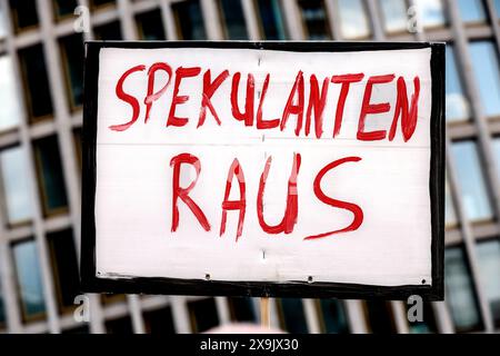 Mietendemo Schild mit der Aufschrift Spekulanten raus. Demo unter dem Motto Die Miete ist zu hoch. Rund 150 Mieterinitiativen, Hausgemeinschaften und Organisationen haben zur Demo aufgerufen, Berlin, 01.06.2024. Berlin Berlin Deutschland *** Rent demo Sign with the inscription Speculators out Demo under the motto The rent is too high Around 150 tenants initiatives, housing associations and organizations have called for the demo, Berlin, 01 06 2024 Berlin Berlin Germany Stock Photo