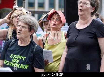 Mietendemo Ein Chor singt während der Meiterdemo. Demo unter dem Motto Die Miete ist zu hoch. Rund 150 Mieterinitiativen, Hausgemeinschaften und Organisationen haben zur Demo aufgerufen, Berlin 01.06.2024. Berlin Berlin Deutschland *** Rent demo A choir sings during the rent demo Demo under the motto The rent is too high Around 150 tenants initiatives, housing associations and organizations have called for the demo, Berlin 01 06 2024 Berlin Berlin Germany Stock Photo