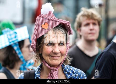 Mietendemo Frau trägt Hut in form eines Hauses während der Meiterdemo. Demo unter dem Motto Die Miete ist zu hoch. Rund 150 Mieterinitiativen, Hausgemeinschaften und Organisationen haben zur Demo aufgerufen, Berlin 01.06.2024. Berlin Berlin Deutschland *** Rent demo Woman wearing a hat in the shape of a house during the rent demo Demo under the motto The rent is too high Around 150 tenant initiatives, housing associations and organizations have called for the demo, Berlin 01 06 2024 Berlin Berlin Germany Stock Photo