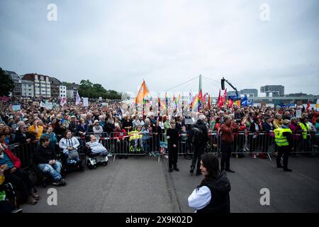 Demonstration Rechtsextremismus stoppen , Zeichen für Demokratie Teilnehmer bei der Demo Demonstration Rechtsextremismus stoppen , Zeichen für Demokratie Bundesweite Initiative, um Bürger/Bürgerinnen zur Teilnahme an der Europawahl zu Motivieren. Deutzer Werft, Köln, 01.06.2024 Köln Deutzer Werft NRW Deutschland *** Demonstration Stop right-wing extremism , Sign for democracy Participants at the demonstration Demonstration Stop right-wing extremism , Sign for democracy Nationwide initiative to motivate citizens to take part in the European elections Deutzer Werft, Cologne, 01 06 2024 Cologne D Stock Photo