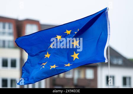 Demonstration Rechtsextremismus stoppen , Zeichen für Demokratie Teilnehmer bei der Demo. Symbolbild, Flagge deer Europäische Union, EU Demonstration Rechtsextremismus stoppen , Zeichen für Demokratie Bundesweite Initiative, um Bürger/Bürgerinnen zur Teilnahme an der Europawahl zu Motivieren. Deutzer Werft, Köln, 01.06.2024 Köln Deutzer Werft NRW Deutschland *** Demonstration Stop right-wing extremism , Sign for democracy Participants at the demonstration Symbolic image, Flag of the European Union, EU Demonstration Stop right-wing extremism , Sign for democracy Nationwide initiative to motivat Stock Photo