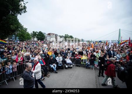 Demonstration Rechtsextremismus stoppen , Zeichen für Demokratie Teilnehmer bei der Demo Demonstration Rechtsextremismus stoppen , Zeichen für Demokratie Bundesweite Initiative, um Bürger/Bürgerinnen zur Teilnahme an der Europawahl zu Motivieren. Deutzer Werft, Köln, 01.06.2024 Köln Deutzer Werft NRW Deutschland *** Demonstration Stop right-wing extremism , Sign for democracy Participants at the demonstration Demonstration Stop right-wing extremism , Sign for democracy Nationwide initiative to motivate citizens to take part in the European elections Deutzer Werft, Cologne, 01 06 2024 Cologne D Stock Photo