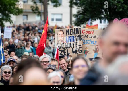 Demonstration Rechtsextremismus stoppen , Zeichen für Demokratie Teilnehmer bei der Demo Demonstration Rechtsextremismus stoppen , Zeichen für Demokratie Bundesweite Initiative, um Bürger/Bürgerinnen zur Teilnahme an der Europawahl zu Motivieren. Deutzer Werft, Köln, 01.06.2024 Köln Deutzer Werft NRW Deutschland *** Demonstration Stop right-wing extremism , Sign for democracy Participants at the demonstration Demonstration Stop right-wing extremism , Sign for democracy Nationwide initiative to motivate citizens to take part in the European elections Deutzer Werft, Cologne, 01 06 2024 Cologne D Stock Photo