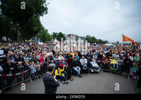 Demonstration Rechtsextremismus stoppen , Zeichen für Demokratie Teilnehmer bei der Demo Demonstration Rechtsextremismus stoppen , Zeichen für Demokratie Bundesweite Initiative, um Bürger/Bürgerinnen zur Teilnahme an der Europawahl zu Motivieren. Deutzer Werft, Köln, 01.06.2024 Köln Deutzer Werft NRW Deutschland *** Demonstration Stop right-wing extremism , Sign for democracy Participants at the demonstration Demonstration Stop right-wing extremism , Sign for democracy Nationwide initiative to motivate citizens to take part in the European elections Deutzer Werft, Cologne, 01 06 2024 Cologne D Stock Photo