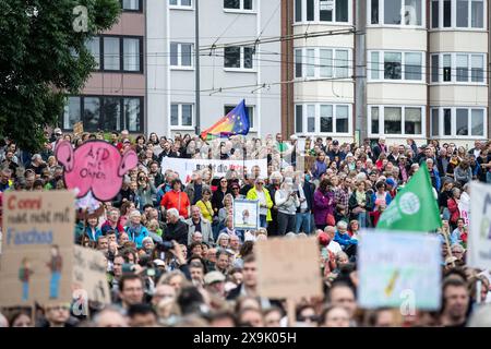 Demonstration Rechtsextremismus stoppen , Zeichen für Demokratie Teilnehmer bei der Demo Demonstration Rechtsextremismus stoppen , Zeichen für Demokratie Bundesweite Initiative, um Bürger/Bürgerinnen zur Teilnahme an der Europawahl zu Motivieren. Deutzer Werft, Köln, 01.06.2024 Köln Deutzer Werft NRW Deutschland *** Demonstration Stop right-wing extremism , Sign for democracy Participants at the demonstration Demonstration Stop right-wing extremism , Sign for democracy Nationwide initiative to motivate citizens to take part in the European elections Deutzer Werft, Cologne, 01 06 2024 Cologne D Stock Photo