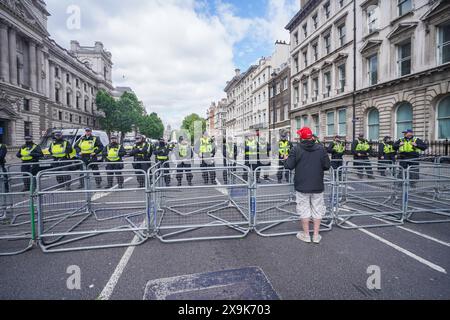 London, UK. 1 June  2024.   Police set up barriers in Whitehall during a rally by  the far right activist Stephen Yaxley Lennon who goes by the name of Tommy Robinson  was addressing  a large crowd of supporters in Parliament Square against two tier policing and to sack Met Police commissioner Sir  Mark Rowley. Credit: amer ghazzal/Alamy Live News Stock Photo