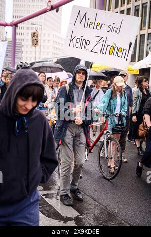 Demonstration gegen Mietenwahnsinn, Verdrängung und Wohnungsnot in Berlin Am 01.06.2024 rief das Bündnis gegen Verdrängung und Mietenwahnsinn zu einer Großdemonstration in Berlin auf. Unter dem Motto Die Miete ist zu hoch kamen tausende Menschen zusammen, um gegen Mietenwahnsinn, Verdrängung und Wohnungsnot zu protestieren., Berlin Berlin Deutschland Mitte *** Demonstration against rent madness, displacement and housing shortage in Berlin On 1 June 2024, the alliance against displacement and rent madness called for a major demonstration in Berlin Under the slogan The rent is too high, thousand Stock Photo