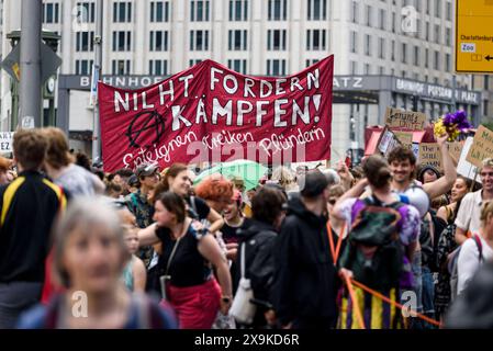 Demonstration gegen Mietenwahnsinn, Verdrängung und Wohnungsnot in Berlin Am 01.06.2024 rief das Bündnis gegen Verdrängung und Mietenwahnsinn zu einer Großdemonstration in Berlin auf. Unter dem Motto Die Miete ist zu hoch kamen tausende Menschen zusammen, um gegen Mietenwahnsinn, Verdrängung und Wohnungsnot zu protestieren., Berlin Berlin Deutschland Mitte *** Demonstration against rent madness, displacement and housing shortage in Berlin On 1 June 2024, the alliance against displacement and rent madness called for a major demonstration in Berlin Under the slogan The rent is too high, thousand Stock Photo