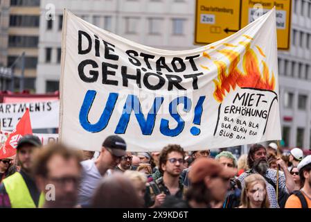 Demonstration gegen Mietenwahnsinn, Verdrängung und Wohnungsnot in Berlin Am 01.06.2024 rief das Bündnis gegen Verdrängung und Mietenwahnsinn zu einer Großdemonstration in Berlin auf. Unter dem Motto Die Miete ist zu hoch kamen tausende Menschen zusammen, um gegen Mietenwahnsinn, Verdrängung und Wohnungsnot zu protestieren., Berlin Berlin Deutschland Mitte *** Demonstration against rent madness, displacement and housing shortage in Berlin On 1 June 2024, the alliance against displacement and rent madness called for a major demonstration in Berlin Under the slogan The rent is too high, thousand Stock Photo