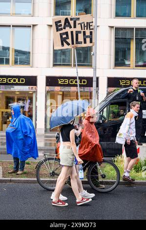 Demonstration gegen Mietenwahnsinn, Verdrängung und Wohnungsnot in Berlin Am 01.06.2024 rief das Bündnis gegen Verdrängung und Mietenwahnsinn zu einer Großdemonstration in Berlin auf. Unter dem Motto Die Miete ist zu hoch kamen tausende Menschen zusammen, um gegen Mietenwahnsinn, Verdrängung und Wohnungsnot zu protestieren., Berlin Berlin Deutschland Mitte *** Demonstration against rent madness, displacement and housing shortage in Berlin On 1 June 2024, the alliance against displacement and rent madness called for a major demonstration in Berlin Under the slogan The rent is too high, thousand Stock Photo