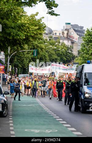 Demonstration gegen Mietenwahnsinn, Verdrängung und Wohnungsnot in Berlin Am 01.06.2024 rief das Bündnis gegen Verdrängung und Mietenwahnsinn zu einer Großdemonstration in Berlin auf. Unter dem Motto Die Miete ist zu hoch kamen tausende Menschen zusammen, um gegen Mietenwahnsinn, Verdrängung und Wohnungsnot zu protestieren., Berlin Berlin Deutschland Mitte *** Demonstration against rent madness, displacement and housing shortage in Berlin On 1 June 2024, the alliance against displacement and rent madness called for a major demonstration in Berlin Under the slogan The rent is too high, thousand Stock Photo