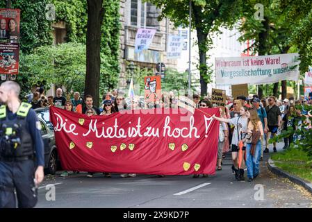 Demonstration gegen Mietenwahnsinn, Verdrängung und Wohnungsnot in Berlin Am 01.06.2024 rief das Bündnis gegen Verdrängung und Mietenwahnsinn zu einer Großdemonstration in Berlin auf. Unter dem Motto Die Miete ist zu hoch kamen tausende Menschen zusammen, um gegen Mietenwahnsinn, Verdrängung und Wohnungsnot zu protestieren., Berlin Berlin Deutschland Mitte *** Demonstration against rent madness, displacement and housing shortage in Berlin On 1 June 2024, the alliance against displacement and rent madness called for a major demonstration in Berlin Under the slogan The rent is too high, thousand Stock Photo