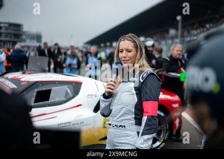 Laura Papendick (RTL Nitro TV Moderatorin) in der Startaufstellung, GER, 52. ADAC Ravenol 24h Nuerburgring, 24 Stunden Rennen, 01.06.2024  Foto: Eibner-Pressefoto/Michael Memmler Stock Photo