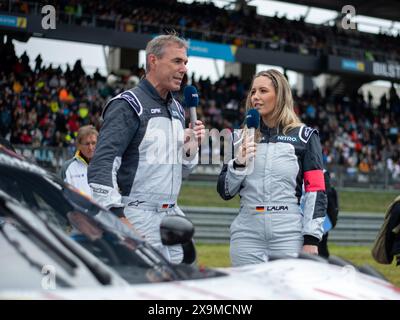 Laura Papendick (RTL Nitro TV Moderatorin), Dirk Adorf (RTL TV Experte, Rennfahrer) in der Startaufstellung, GER, 52. ADAC Ravenol 24h Nuerburgring, 24 Stunden Rennen, 01.06.2024  Foto: Eibner-Pressefoto/Michael Memmler Stock Photo