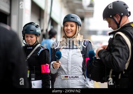 Laura Papendick (RTL Nitro TV Expertin) in der Box, GER, 52. ADAC Ravenol 24h Nuerburgring, 24 Stunden Rennen, 01.06.2024  Foto: Eibner-Pressefoto/Michael Memmler Stock Photo