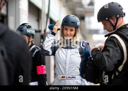 Laura Papendick (RTL Nitro TV Expertin) in der Box, GER, 52. ADAC Ravenol 24h Nuerburgring, 24 Stunden Rennen, 01.06.2024  Foto: Eibner-Pressefoto/Michael Memmler Stock Photo