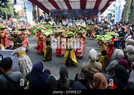 Bogor, West Java, Indonesia. 2nd June, 2024. A group dance takes part in the cultural parade marking the 542th anniversary of Bogor, West Java, Indonesia. (Credit Image: © Adriana Adie/ZUMA Press Wire) EDITORIAL USAGE ONLY! Not for Commercial USAGE! Stock Photo