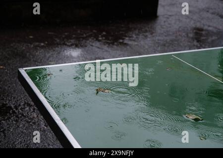 Regentropfen auf grüner TIschtennisplatte Regentropfen auf grüner Tischtennisplatte Bayern *** Raindrops on a green table tennis table Raindrops on a Stock Photo