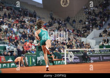 1st June 2024: Roland Garros, Paris, France: 2024 French Open Tennis tournament, Day 7: Emma Navarro (USA) serves to Madison Keys (usa) during her 2 set win Stock Photo