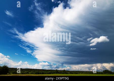 Mammatus Clouds. Heading into the storm Stock Photo