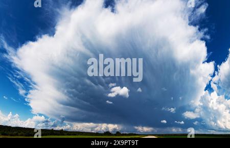 Mammatus Clouds. Heading into the storm Stock Photo