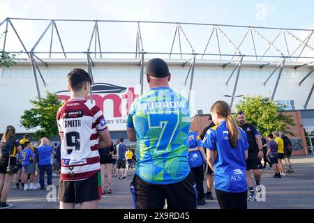 Fans gather outside Headingley Stadium in Leeds, after the death of former Leeds Rhino player Rob Burrow, at the age of 41, was announced by his former club. The former rugby league player, died four-and-a-half years after his motor neurone disease diagnosis. Picture date: Sunday June 2, 2024. Stock Photo