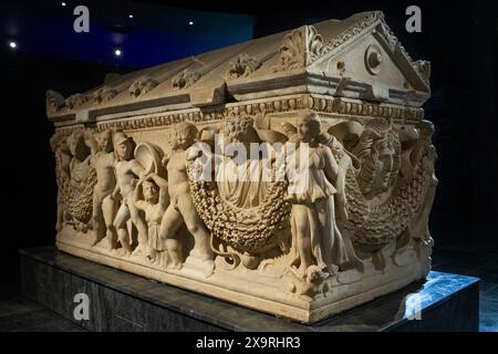 May 31, 2024: Afyonkarahisay, Turkey, June 1, 2024: The narrow face of the fine-grained Apameia Sarcophagus unearthed from the region by artists from Docimium, now known as Iscehisar, exhibited at the Afyonkarahisar Archaeological Museum, is decorated with the head of Medusa, a wreath and a poppy cocoon hanging from under the wreath. Afyonkarahisar Archeology Museum, where artifacts from the Old Bronze, Hittite, Phrygian, Lydian, Hellenistic, Roman and Byzantine periods are exhibited, sheds light on very important information about life, belief, production and trade from 3000 BC to the present Stock Photo