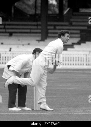 Fred Titmus bowling for the home side, Middlesex v Leicestershire, (County Championship Match) Lord's Cricket Ground, London, England 1976 Despite losing heavily to Leicestershire in this match, Middlesex went on to become the County Champions in 1976.  Umpire: P. Rochford Stock Photo