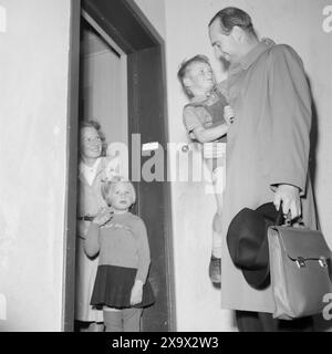 Current 12- 1945: Norway's youngest minister, milorg chief Hauge. Here at the home of Defense Minister Jens Chr. Hauge in Professor Dahlsgate. Here with wife and children.Photo: Th. Skotaam / Aktuell / NTB ***Photo is not image processed*** Stock Photo