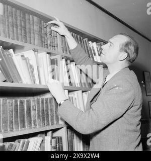 Current 12- 1945: Norway's youngest minister, milorg chief Hauge. Here at the home of Defense Minister Jens Chr. Hauge in Professor Dahlsgate. Hauge has a comprehensivebook collection that he turns to when he has a spare moment. There is something for everyone here and every mood from the most weighty scientific works to pure entertainment literature. Photo: Th. Skotaam / Aktuell / NTB ***Photo is not image processed*** Stock Photo