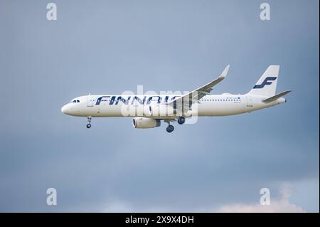 02.06.2024, Berlin, Deutschland, Europa - Ein Passagierflugzeug vom Typ Airbus A321-231 der Finnair mit der Registrierung OH-LZU im Landeanflug auf den Flughafen Berlin Brandenburg BER. Finnair ist Mitglied der Oneworld Luftfahrtallianz, einem internationalen Netzwerk von Fluggesellschaften. *** 02 06 2024, Berlin, Germany, Europe A Finnair Airbus A321 231 passenger aircraft registered OH LZU on approach to Berlin Brandenburg BER Airport Finnair is a member of the Oneworld airline alliance, an international network of airlines Stock Photo