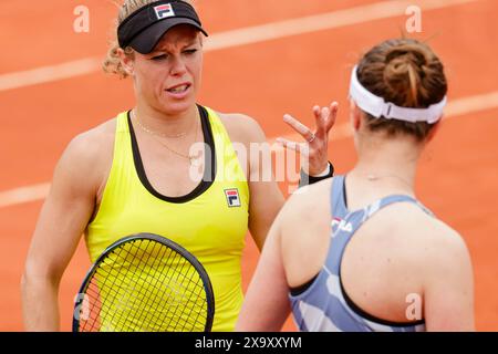 Paris, France. 03rd June, 2024. Tennis: Grand Slam/WTA Tour - French Open, women's doubles, 2nd round. Olmos/Panova (Mexico/Russia) - Krejcikova/Siegemund (Czech Republic/Germany). Laura Siegemund (l) gesticulates. Credit: Frank Molter/dpa/Alamy Live News Stock Photo