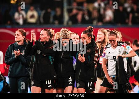 Deutschland feiert/jubelt mit den Fans nach Sieg/Spielende DEN, Schweiz vs. Deutschland