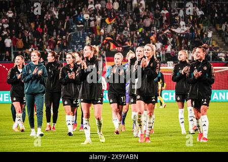 Deutschland feiert/jubelt mit den Fans nach Sieg/Spielende DEN, Schweiz vs. Deutschland