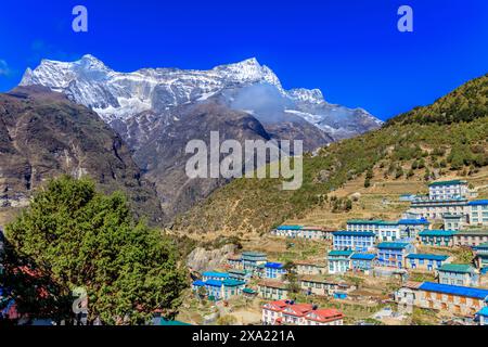 Himalaya mountains landscape with high altitude snow and ice glacier summit peaks. Everest Base Camp Solo Khumbu trekking region in Nepal. Beautiful H Stock Photo