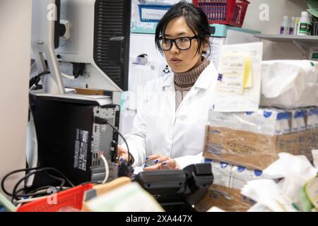 Scientist working in a laboratory Stock Photo