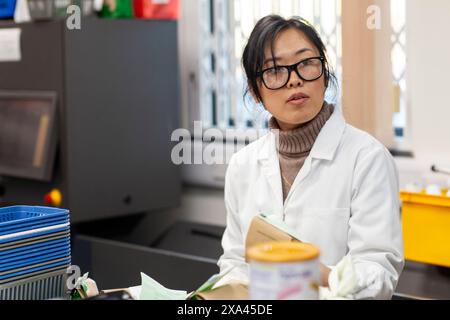 Scientist working in a laboratory Stock Photo
