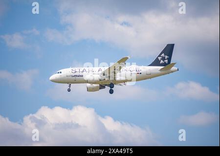 02.06.2024, Berlin, Deutschland, Europa - Ein Passagierflugzeug vom Typ Airbus A319-112 der Lufthansa in Star Alliance-Lackierung mit der Registrierung D-AIBJ im Landeanflug auf den Flughafen Berlin Brandenburg BER. Lufthansa ist Mitglied der Star Alliance Luftfahrtallianz, einem internationalen Netzwerk von Fluggesellschaften. *** 02 06 2024, Berlin, Germany, Europe A Lufthansa Airbus A319 112 passenger aircraft in Star Alliance livery with the registration D AIBJ approaching Berlin Brandenburg Airport BER Lufthansa is a member of the Star Alliance airline alliance, an international network o Stock Photo