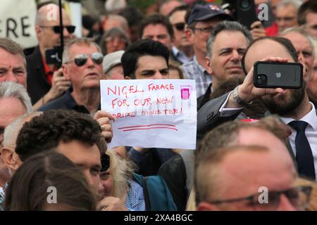 Clacton-On-Sea, England, UK. 4th June, 2024. A supporter holds up a sign saying ""˜NIGEL FARAGE For Our New Prime Minister' as NIGEL FARAGE the Reform UK candidate for Clacton-on-Sea talks to members of the public and press representatives on the sea front. NIGEL FARAGE has taken over the leadership of Reform UK from RICHARD TICE for the next 5 years and will fight to become the MP for Clacton-on-Sea constituency in Essex in the upcoming general election (Credit Image: © Martin Pope/ZUMA Press Wire) EDITORIAL USAGE ONLY! Not for Commercial USAGE! Credit: ZUMA Press, Inc./Alamy Live News Stock Photo