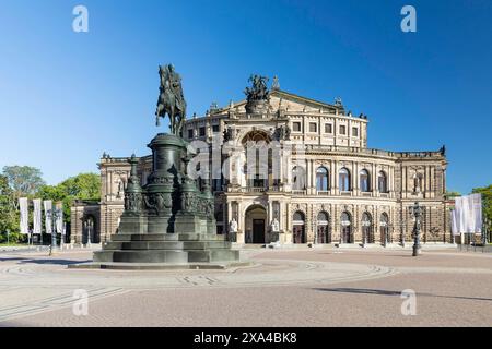 Semperoper am Theaterplatz mit König-Johann-Denkmal, Dresden, Sachsen, Deutschland *** Semperoper on Theaterplatz with King John Monument, Dresden, Sa Stock Photo