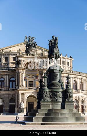 Semperoper am Theaterplatz mit König-Johann-Denkmal, Dresden, Sachsen, Deutschland *** Semperoper on Theaterplatz with King John Monument, Dresden, Sa Stock Photo