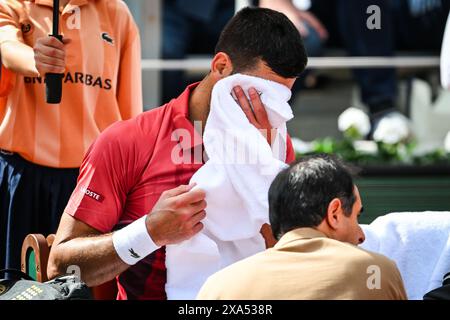 Paris, France, France. 3rd June, 2024. Novak DJOKOVIC of Serbia receives medical treatment during the ninth day of Roland-Garros 2024, French Open 2024, Grand Slam tennis tournament at the Roland-Garros Stadium on June 03, 2024 in Paris, France. (Credit Image: © Matthieu Mirville/ZUMA Press Wire) EDITORIAL USAGE ONLY! Not for Commercial USAGE! Stock Photo
