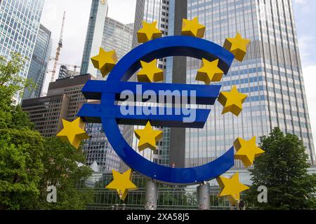 04. Juni 2024: Euro-Skulptur in Frankfurt am Main *** 04 June 2024 Euro sculpture in Frankfurt am Main Copyright: xUdoxHerrmannx Stock Photo