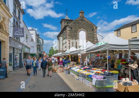 Moot Hall in Market Square with Saturday market stalls, Main Street, Keswick, Lake District, Cumbria, UK Stock Photo