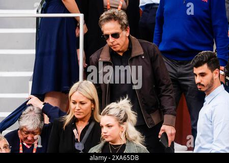 Paris, France. 04th June, 2024. Tennis: Grand Slam/ATP Tour - French Open, men's singles, quarter-finals. Tsitsipas (Greece) - Alcaraz (Spain). US actor Ben Stiller (M) walks to his court. Credit: Frank Molter/dpa/Alamy Live News Stock Photo