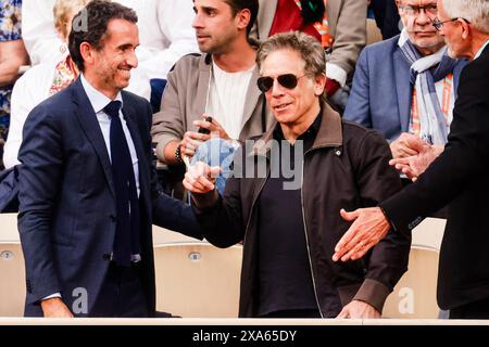 Paris, France. 04th June, 2024. Tennis: Grand Slam/ATP Tour - French Open, men's singles, quarter-finals. Tsitsipas (Greece) - Alcaraz (Spain). US actor Ben Stiller (M) walks to his court. Credit: Frank Molter/dpa/Alamy Live News Stock Photo