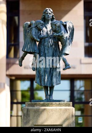 Scales of Justice statue outside of Middlesbrough Law Courts Stock Photo