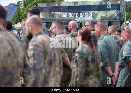 Soldiers of the German Bundeswehr stand at attention in their dress ...