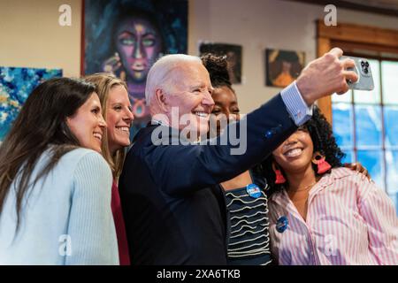 President Joe Biden stops by Hannibal's Kitchen with Congressman Jim Clyburn, in Charleston South Carolina, January 8, 2024. (Grayson Kisker/Biden For President) Stock Photo