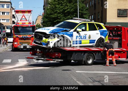 Linköping, Sweden. 4th, June, 2024. Traffic accident with two police cars and a bus in the city of Linköping, Sweden, during Tuesday lunch.  Credit: Jeppe Gustafsson/Alamy Live News Stock Photo